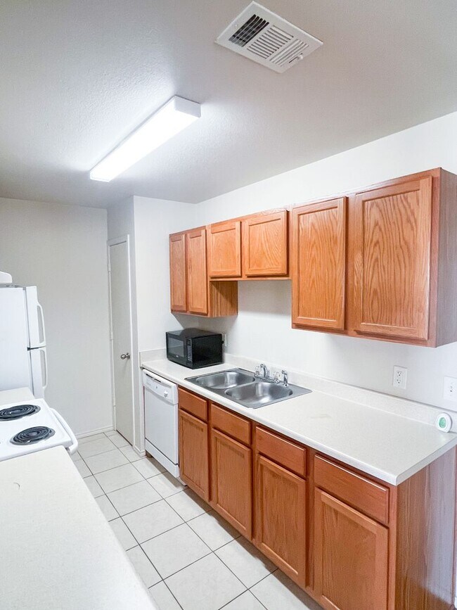 Building Photo - 6302 Temora Loop