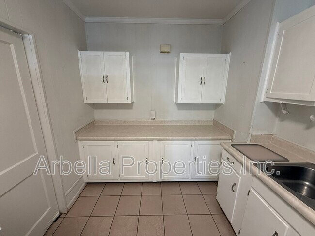 Building Photo - 703 E Unaka Ave