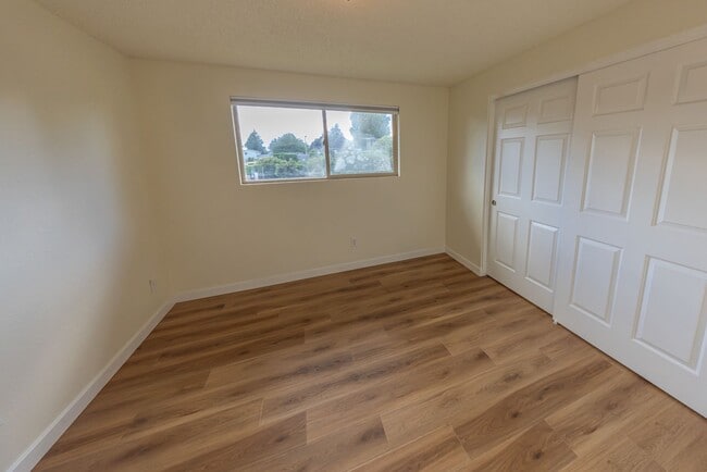 Building Photo - Just updated! - 2 Bedroom Condo in Washougal