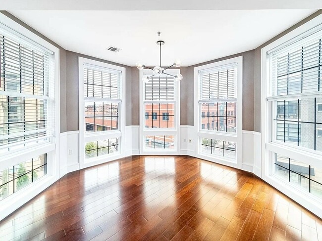 Building Photo - 830 Monroe St