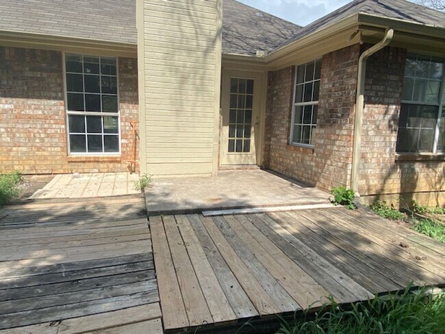 Building Photo - THREE BEDROOM TWO BATHROOM HOUSE