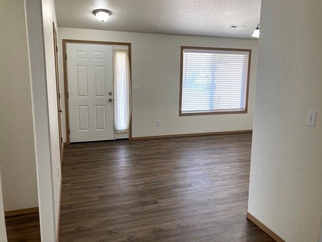 Building Photo - Ranch-Style Home With Gas Fireplace and Wa...