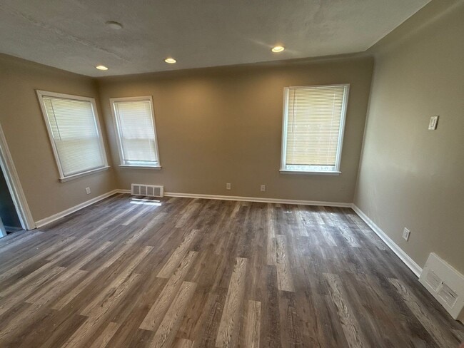 Building Photo - Renovated 4-Bedroom Home – We Welcome Sect...