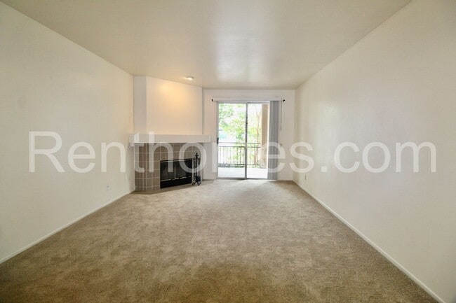 Building Photo - 510 Camino De La Reina