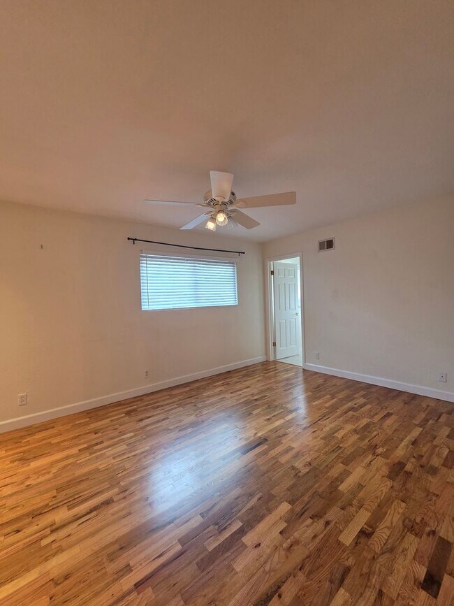 Building Photo - 3 bedroom 2 bath East Petaluma