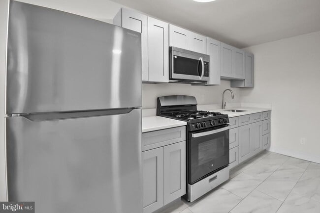 Building Photo - 1051 Oakwood Dr