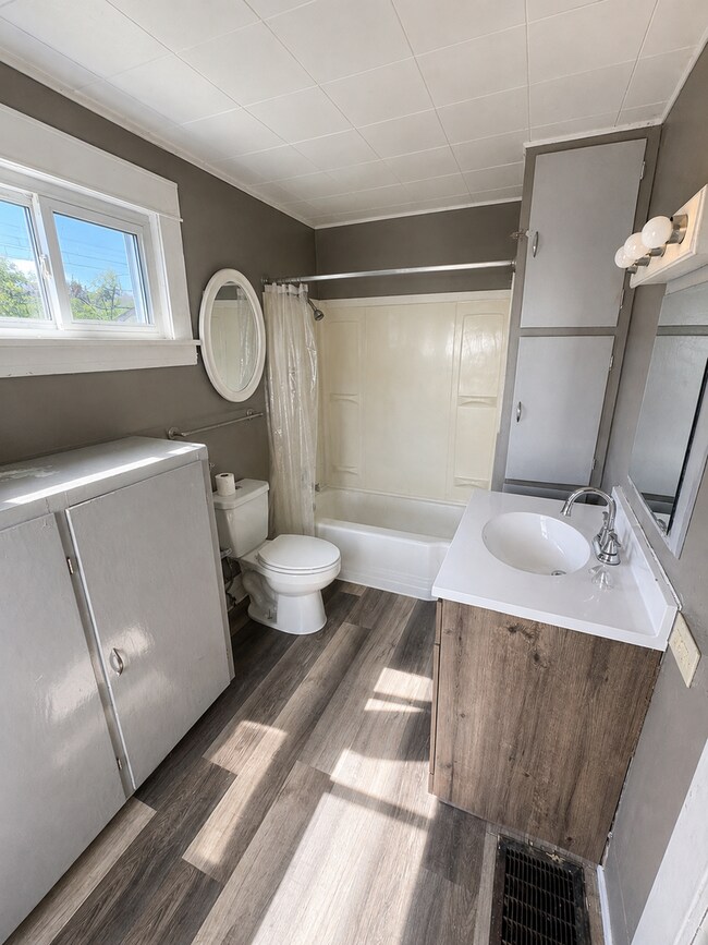 Building Photo - 3 bedroom 1 bathroom House