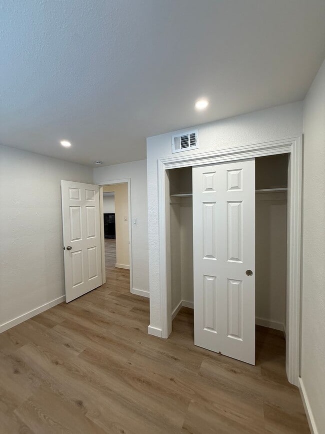 Building Photo - 750 Topaz Dr