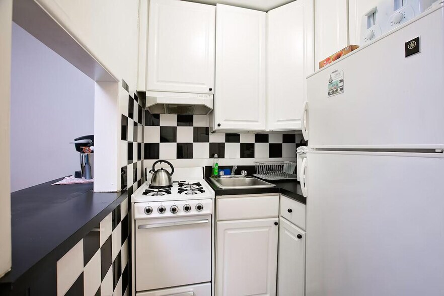 Building Photo - 328 E 74th St