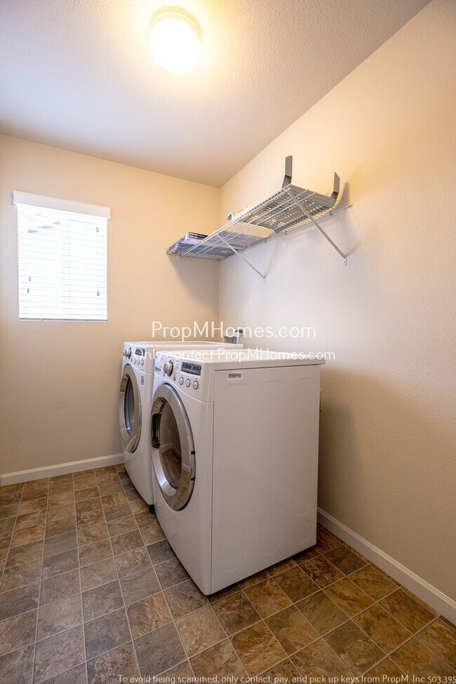 Building Photo - Spacious Four-Bedroom Gem with a Bonus Room to Spark Your Imagination!