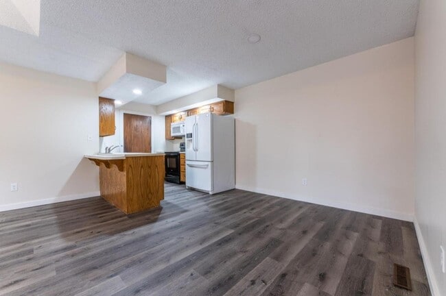 Building Photo - 607-609 E Redwood