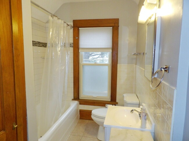 Building Photo - Pet-Friendly South Mpls 1BR | Fenced Yard | Available Immediately!