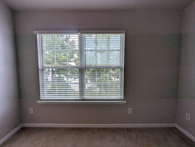 Building Photo - Room in Townhome on Derryrush Ave