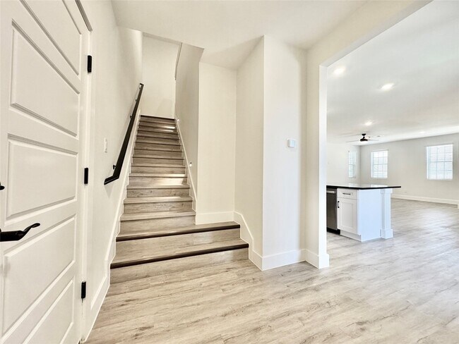 Building Photo - 8736 Kington