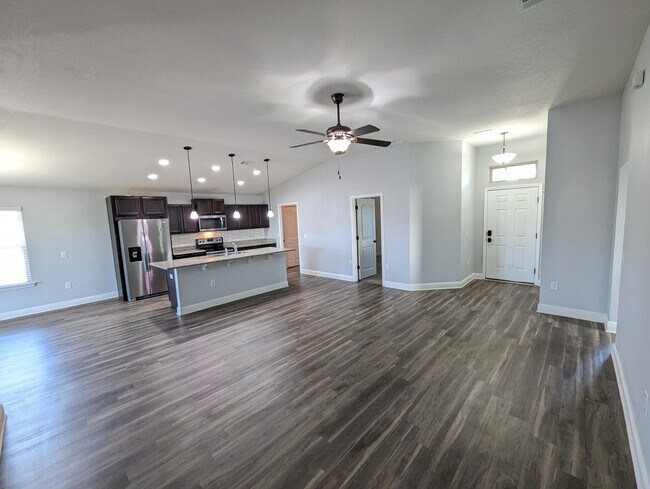 Building Photo - 2401 Spur Ln