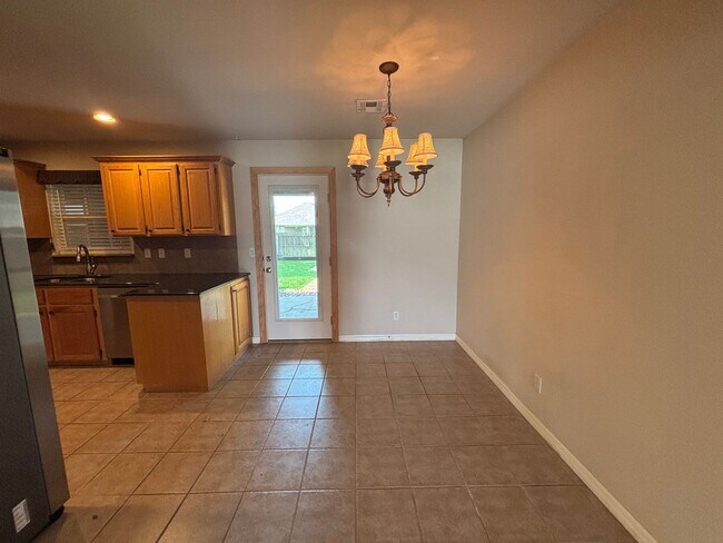 Building Photo - Awesome 3 bed/2bath/2 car Split floor plan in Southfork III!