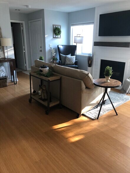 living room - 264 Alexandra Dr