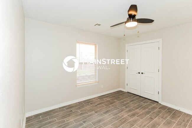 Building Photo - 4 Bedroom Pet-Friendly Home in Edmond, OK with Main Street Renewal