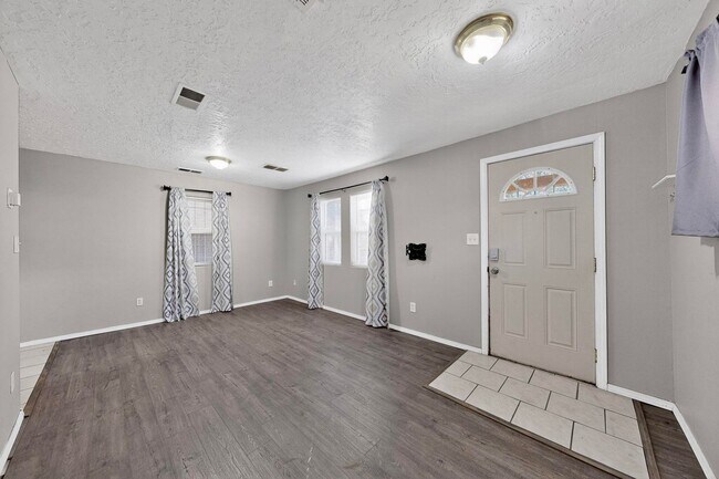 Building Photo - Historic Bungalow House 2/bd 1/ba 730/sf