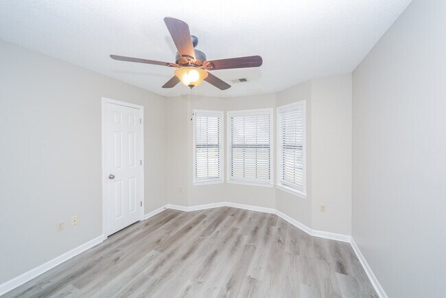 Building Photo - 7130 Larkfield Rd