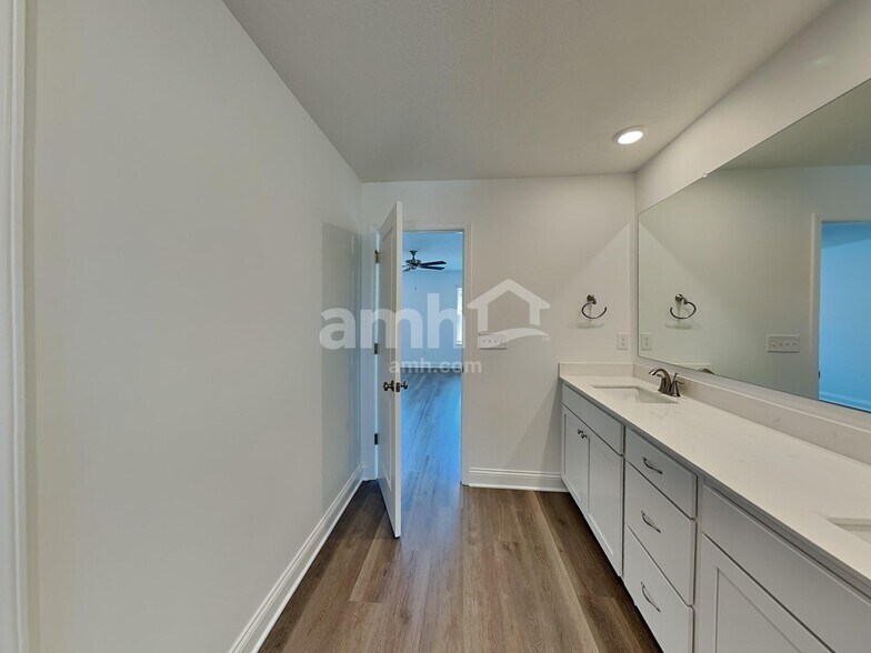 Building Photo - 315 Pne Hl Ct