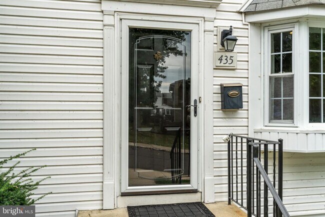 Building Photo - 435 N Mt Vernon Cir