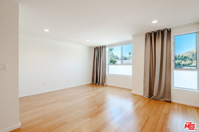 Building Photo - 1220 N Orange Grove Ave