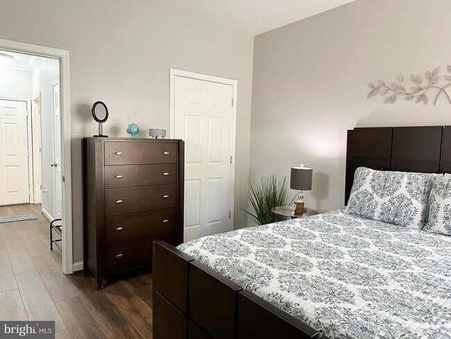 Building Photo - 4850 Eisenhower Ave