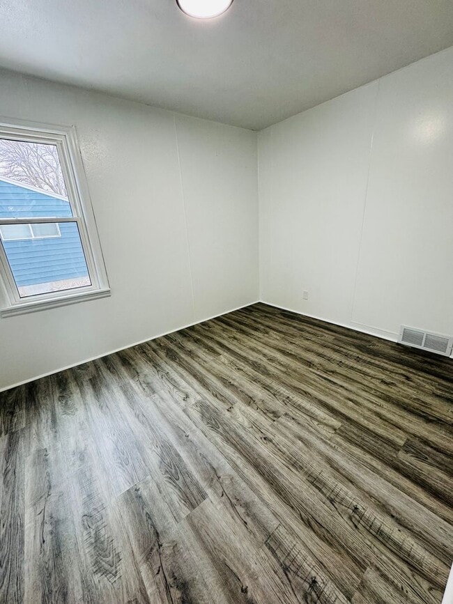 Building Photo - 3 bedroom (with bonus room) 1.5 bathroom