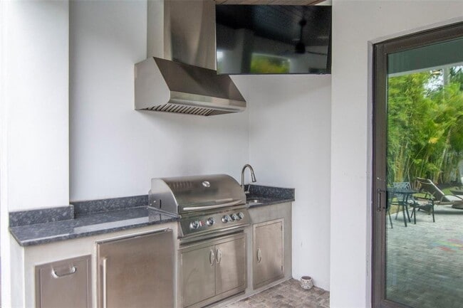 Building Photo - 4111 W Swann Ave