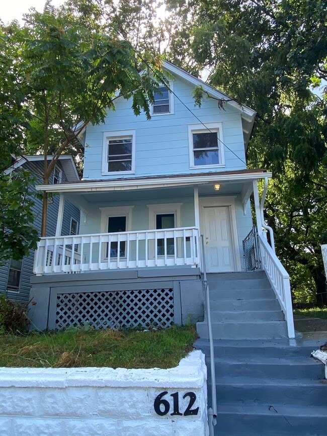 Building Photo - Great 4 Bedroom 1 Bathroom Single Family H...