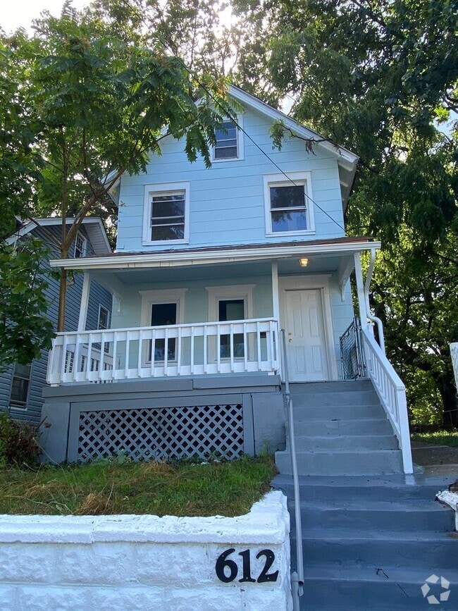 Building Photo - Great 4 Bedroom 1 Bathroom Single Family H...
