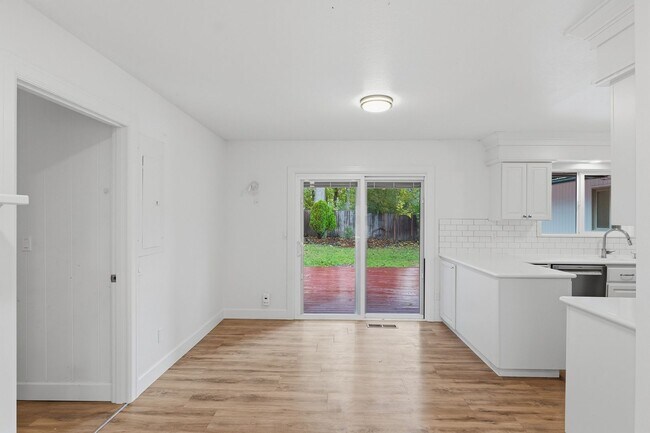 Building Photo - Updated 3Bed/2Bath w/ Bonus Room Plus Lake...