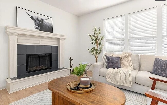 Building Photo - Spacious and Elegant 4 BR 3.5 BA Home in Olathe!