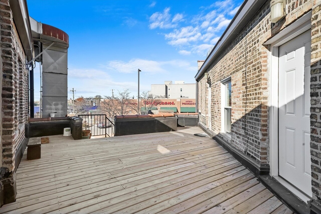 Building Photo - 3906 W Belmont Ave