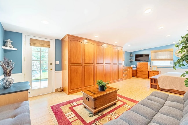 Building Photo - 2120 N Valley St