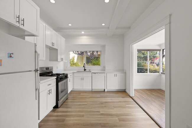 Building Photo - 3 Bedroom, 2 Bathroom apartment in a prime...