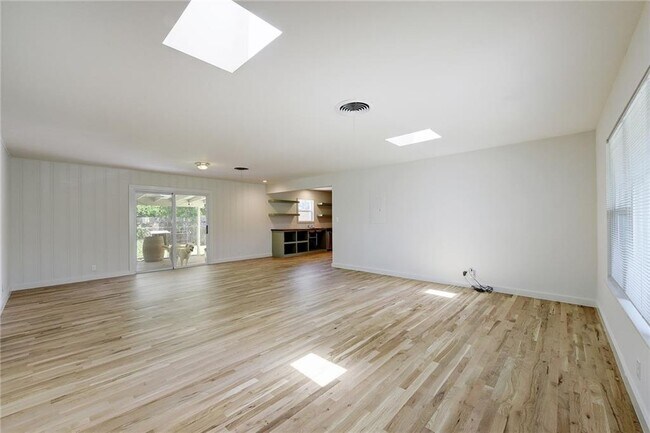 Building Photo - 4804 Menchaca Rd