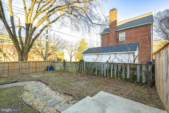 Building Photo - 1900 Q St SE