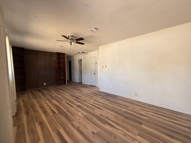 Building Photo - 809 Spruce Ave