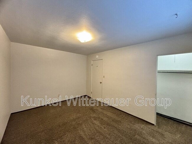 Building Photo - 4 Hickory Ct