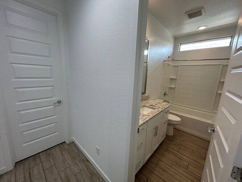 Building Photo - 2241 E Meadowview Ct