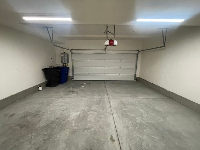 Building Photo - Upgraded & Spacious 4 Bedroom, 3.5 Bathroom Home