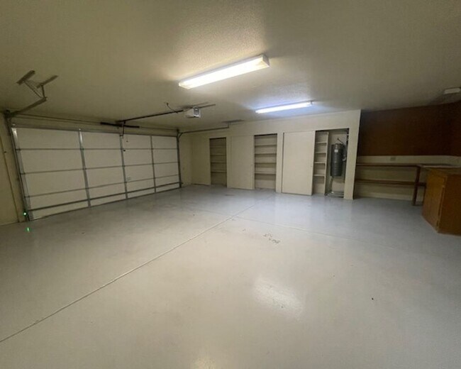 Building Photo - Wonderful Home 3 bed 2 bath with a Great Yard & Views Contact Property Pros Property Management