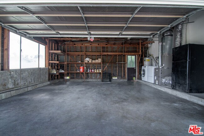 Building Photo - 6627 Lennox Ave