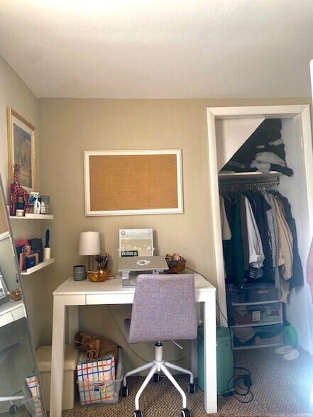 Building Photo - 2222 W Dickens Ave