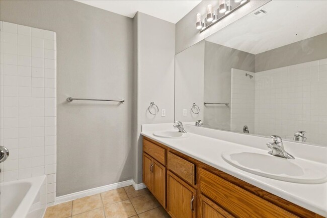 Building Photo - Spacious Luxurious 4 bd, 2.5 bth split lev...