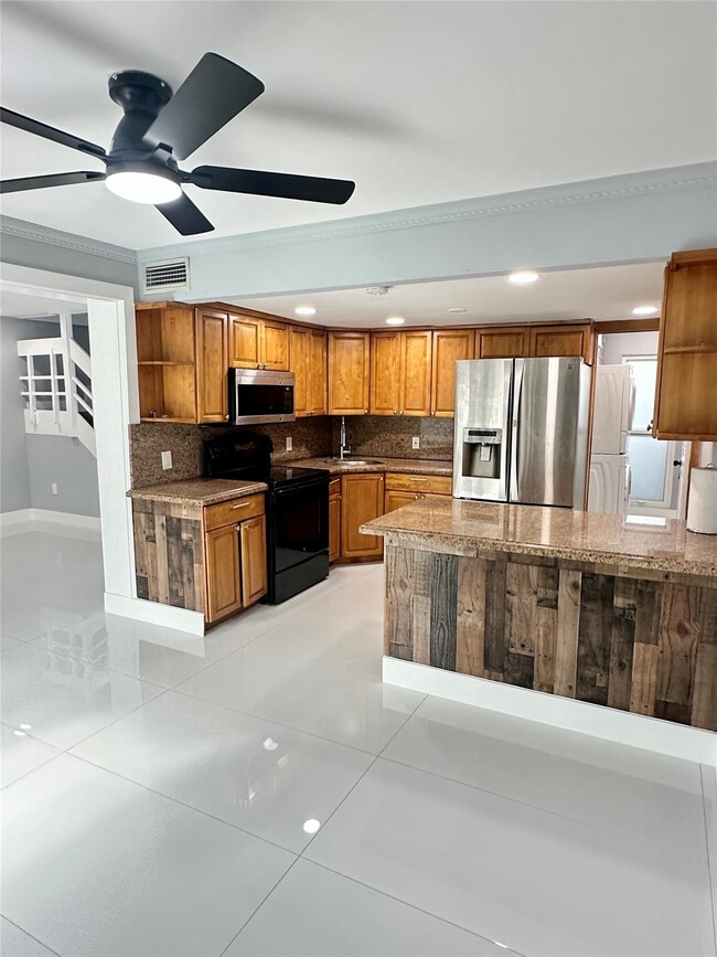 Building Photo - 320 Sunshine Dr