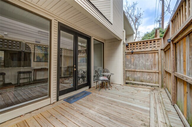 Building Photo - 2527 Potomac Dr