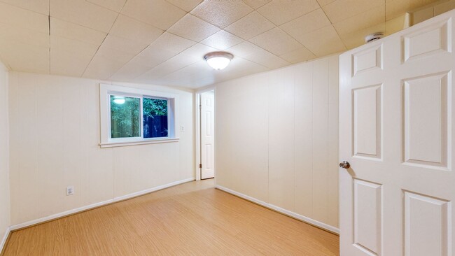 Building Photo - Cozy two bedroom one bath with large stora...